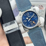新作nBell & Ross 柏莱仕 BR 03-93 GMTn机芯：进口自动上弦机械机芯 n功能：时针、分针、秒针、日期和表圈上的24小时第二时区 (GMT/世界时系列)。n表壳：直径42毫米，缎光修饰的抛光精钢表壳。带刻度的固定式表圈。n表盘：黑色。金属镶贴数字和时标。金属镂空Superluminova夜光材料时针和分针。n表镜：带防眩目涂层的蓝宝石水晶玻璃表镜。防水性能：100米。n表带：黑色小牛皮，带有热压印饰面   n表扣：插针式表扣。缎光抛光精钢。