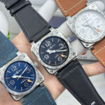 新作nBell & Ross 柏莱仕 BR 03-93 GMTn机芯：进口自动上弦机械机芯 n功能：时针、分针、秒针、日期和表圈上的24小时第二时区 (GMT/世界时系列)。n表壳：直径42毫米，缎光修饰的抛光精钢表壳。带刻度的固定式表圈。n表盘：黑色。金属镶贴数字和时标。金属镂空Superluminova夜光材料时针和分针。n表镜：带防眩目涂层的蓝宝石水晶玻璃表镜。防水性能：100米。n表带：黑色小牛皮，带有热压印饰面   n表扣：插针式表扣。缎光抛光精钢。