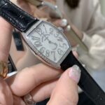 【最美女表】法兰克穆勒 酒桶型女士石英腕表 CINTREE CURVEX系列 n✨316L  精钢表壳，尺寸43×31毫米。CNC加工抛光表壳，底盖与表壳无缝拼接，精雕成形，底盖拉丝细腻，字体雕刻清晰。 n✨拱形蓝宝石镜面，搭配制作过程相当繁琐的真正珍珠光贝母拱形表盘，立体精钢镀铑阿拉伯数字时标。 好的珍珠贝母表盘色彩可因光源，观察角度的不同而显出不同的亮丽光泽，璀璨夺目，绝不是其他劣质贝母盘面可媲美的n✨机芯采用瑞士原装进口石英机芯 高等级水钻镶嵌，不惜成本制作，匠心打造，工艺完美。 n搭配五种色彩进口美洲鳄鱼皮，表带背面也选择了与正品一样的反皮材料，快拆生耳，做到尽显唯美，高雅，最好的细节。