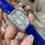 【最美女表】法兰克穆勒 酒桶型女士石英腕表 CINTREE CURVEX系列 n✨316L  精钢表壳，尺寸43×31毫米。CNC加工抛光表壳，底盖与表壳无缝拼接，精雕成形，底盖拉丝细腻，字体雕刻清晰。 n✨拱形蓝宝石镜面，搭配制作过程相当繁琐的真正珍珠光贝母拱形表盘，立体精钢镀铑阿拉伯数字时标。 好的珍珠贝母表盘色彩可因光源，观察角度的不同而显出不同的亮丽光泽，璀璨夺目，绝不是其他劣质贝母盘面可媲美的n✨机芯采用瑞士原装进口石英机芯 高等级水钻镶嵌，不惜成本制作，匠心打造，工艺完美。 n搭配五种色彩进口美洲鳄鱼皮，表带背面也选择了与正品一样的反皮材料，快拆生耳，做到尽显唯美，高雅，最好的细节。