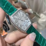 【最美女表】法兰克穆勒 酒桶型女士石英腕表 CINTREE CURVEX系列 n✨316L  精钢表壳，尺寸43×31毫米。CNC加工抛光表壳，底盖与表壳无缝拼接，精雕成形，底盖拉丝细腻，字体雕刻清晰。 n✨拱形蓝宝石镜面，搭配制作过程相当繁琐的真正珍珠光贝母拱形表盘，立体精钢镀铑阿拉伯数字时标。 好的珍珠贝母表盘色彩可因光源，观察角度的不同而显出不同的亮丽光泽，璀璨夺目，绝不是其他劣质贝母盘面可媲美的n✨机芯采用瑞士原装进口石英机芯 高等级水钻镶嵌，不惜成本制作，匠心打造，工艺完美。 n搭配五种色彩进口美洲鳄鱼皮，表带背面也选择了与正品一样的反皮材料，快拆生耳，做到尽显唯美，高雅，最好的细节。