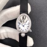 ZF优雅出品史上最强复刻女表——宝玑那不勒斯皇后系列惊艳登场，修正市场版本的所有不足，高贵典雅，尽显女王风范！【表壳】腕表尺寸分别为中号36.5x28.5毫米 小号33 x 25毫米鹅卵形表壳高雅大气，表壳外缘饰有钱币纹。表圈和表壳周围镶嵌共117颗施华洛水晶（约0.99克拉）。表冠处镶有一颗梨形晶石（约0.26克拉）【精彩细节】1.与原装吻合，在表壳背部均打有贵金属标识，效果清晰工整，彰显腕表档次。2.穹面玻璃，从侧面看不仅有鱼眼效果，还能折射钻石带来的璀璨光芒，更显腕表高贵血统。3.为了达到原装K金质量的手感，ZF调试了表壳内部结构的配重，做到重量与原版如出一辙。【表带】绢丝（小羊皮包裹丝绸）表带如肌肤般温柔，宝玑式折叠表扣秀雅精巧。【机芯】定制版宝玑.537/3型芯，全程严格QC，性能精准稳定，外观端庄秀丽。端庄秀丽 高贵典雅ZF出品 必属精品~！