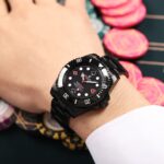 ROLEX劳力士潜航者特别定制版nALL in劲酷登场‼️慢工出细活 一枚可以让你重新认识复刻界工艺制作。全球最强劳力士改装厂BLAKEN最新款以劳力士最热门的绿、黑水鬼相结合，配以扑克元素，经典再次呈现，40mm尺寸，采用ETA2836全自动机械机芯，904L精钢深度DLC镀黑（耐磨抗造的DLC涂层）蓝宝石玻璃6点位带有防伪标，超强🧊冰蓝夜光300米防水 绿色表盘镶嵌立体扑克字钉（⚠️字钉由特殊金边处理立体感更强）大胆的创新只为满足各大表友的改表欲望。