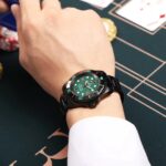 ROLEX劳力士潜航者特别定制版nALL in劲酷登场‼️慢工出细活 一枚可以让你重新认识复刻界工艺制作。全球最强劳力士改装厂BLAKEN最新款以劳力士最热门的绿、黑水鬼相结合，配以扑克元素，经典再次呈现，40mm尺寸，采用ETA2836全自动机械机芯，904L精钢深度DLC镀黑（耐磨抗造的DLC涂层）蓝宝石玻璃6点位带有防伪标，超强🧊冰蓝夜光300米防水 绿色表盘镶嵌立体扑克字钉（⚠️字钉由特殊金边处理立体感更强）大胆的创新只为满足各大表友的改表欲望。