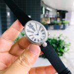 【ZF Factory最强女表】史上最强——宝 玑那不勒斯皇后系列惊艳登场，修正之前版本的所有不足，以鹅蛋造型，n搭配绢丝表带，体态高贵典雅，尽显女王风范！n【表壳】腕表尺寸36.5x28.45毫米。鹅卵形表壳高雅大气，表壳外缘饰有钱币纹。n表圈和表壳周围镶嵌共117颗施华洛水晶（约0.99克拉）。表冠处镶有一颗梨形晶石（约0.26克拉）n1.与原装吻合，在表壳背部均打有贵金属标识，效果清晰工整，彰显腕表档次。n2.穹面玻璃，从侧面看不仅有鱼眼效果，还能折射钻石带来的璀璨鑫光芒，更显腕表高贵血统。n3.为了达到原装K金质量的手感，ZF调试了表壳内部结构的配重，做到重量与原版如出一辙。n【表带】绢丝（小羊皮包裹丝绸）表带如肌肤般温柔，宝玑式折叠表扣秀雅精巧。n【机芯】采用西铁城6T51机芯改宝玑自产.537/3型芯，全程严格QC，性能精准稳定，外观端庄秀丽。n【精益求精】此枚卓越复刻表是ZF成名以来女款首发，工厂不惜重本，全力还原，欢迎各大表友品鉴！