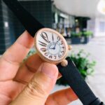 【ZF Factory最强女表】史上最强——宝 玑那不勒斯皇后系列惊艳登场，修正之前版本的所有不足，以鹅蛋造型，n搭配绢丝表带，体态高贵典雅，尽显女王风范！n【表壳】腕表尺寸36.5x28.45毫米。鹅卵形表壳高雅大气，表壳外缘饰有钱币纹。n表圈和表壳周围镶嵌共117颗施华洛水晶（约0.99克拉）。表冠处镶有一颗梨形晶石（约0.26克拉）n1.与原装吻合，在表壳背部均打有贵金属标识，效果清晰工整，彰显腕表档次。n2.穹面玻璃，从侧面看不仅有鱼眼效果，还能折射钻石带来的璀璨鑫光芒，更显腕表高贵血统。n3.为了达到原装K金质量的手感，ZF调试了表壳内部结构的配重，做到重量与原版如出一辙。n【表带】绢丝（小羊皮包裹丝绸）表带如肌肤般温柔，宝玑式折叠表扣秀雅精巧。n【机芯】采用西铁城6T51机芯改宝玑自产.537/3型芯，全程严格QC，性能精准稳定，外观端庄秀丽。n【精益求精】此枚卓越复刻表是ZF成名以来女款首发，工厂不惜重本，全力还原，欢迎各大表友品鉴！