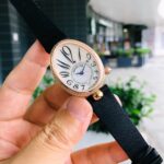 【ZF Factory最强女表】史上最强——宝 玑那不勒斯皇后系列惊艳登场，修正之前版本的所有不足，以鹅蛋造型，n搭配绢丝表带，体态高贵典雅，尽显女王风范！n【表壳】腕表尺寸36.5x28.45毫米。鹅卵形表壳高雅大气，表壳外缘饰有钱币纹。n表圈和表壳周围镶嵌共117颗施华洛水晶（约0.99克拉）。表冠处镶有一颗梨形晶石（约0.26克拉）n1.与原装吻合，在表壳背部均打有贵金属标识，效果清晰工整，彰显腕表档次。n2.穹面玻璃，从侧面看不仅有鱼眼效果，还能折射钻石带来的璀璨鑫光芒，更显腕表高贵血统。n3.为了达到原装K金质量的手感，ZF调试了表壳内部结构的配重，做到重量与原版如出一辙。n【表带】绢丝（小羊皮包裹丝绸）表带如肌肤般温柔，宝玑式折叠表扣秀雅精巧。n【机芯】采用西铁城6T51机芯改宝玑自产.537/3型芯，全程严格QC，性能精准稳定，外观端庄秀丽。n【精益求精】此枚卓越复刻表是ZF成名以来女款首发，工厂不惜重本，全力还原，欢迎各大表友品鉴！
