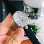 【ZF Factory最强女表】史上最强——宝 玑那不勒斯皇后系列惊艳登场，修正之前版本的所有不足，以鹅蛋造型，n搭配绢丝表带，体态高贵典雅，尽显女王风范！n【表壳】腕表尺寸36.5x28.45毫米。鹅卵形表壳高雅大气，表壳外缘饰有钱币纹。n表圈和表壳周围镶嵌共117颗施华洛水晶（约0.99克拉）。表冠处镶有一颗梨形晶石（约0.26克拉）n1.与原装吻合，在表壳背部均打有贵金属标识，效果清晰工整，彰显腕表档次。n2.穹面玻璃，从侧面看不仅有鱼眼效果，还能折射钻石带来的璀璨鑫光芒，更显腕表高贵血统。n3.为了达到原装K金质量的手感，ZF调试了表壳内部结构的配重，做到重量与原版如出一辙。n【表带】绢丝（小羊皮包裹丝绸）表带如肌肤般温柔，宝玑式折叠表扣秀雅精巧。n【机芯】采用西铁城6T51机芯改宝玑自产.537/3型芯，全程严格QC，性能精准稳定，外观端庄秀丽。n【精益求精】此枚卓越复刻表是ZF成名以来女款首发，工厂不惜重本，全力还原，欢迎各大表友品鉴！