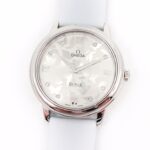 (3s新品)碟飞系列典雅系列.尺寸32.7mm，原厂4061机芯，字面蝴蝶图案采用独特吊饰工艺，搭配白色缎丝皮表带，尽显自然的魅力与美感！
