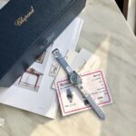 萧邦CHOPARD快乐钻系列！梦幻冰蓝色真钻款！（原版开模）「小号30mm 」历时一年多研发终于面世，在蓝气球已经是女士标配的时代 萧邦快乐钻系列女表脱颖而出，成为时尚界追捧的一股潮流！此款不但能凸显出钻石的高贵而且更是「女神」最渴望拥有腕表之一 轻松出席各种场合不会出现「同款尴尬」【表带】搭配冰蓝色进口美洲鳄鱼皮  开模调色都付出了巨大时间和资金成本 来之不易【机芯】采用TOP级2892机芯，每颗机芯都经由制表师的精调细选，确保带来稳定可靠的精准走时。表壳镶嵌38颗VS1.8南非天然真钻！相比大部分款式的钻表尺寸都要大不少，自然是更加闪耀夺目，搭配冰蓝色母贝表盘，仿佛随时至于冰雪奇缘场景，超梦幻！💎钻石检测配GTC权威机构检测证书，假一赔万，放心带！配萧邦专柜包装，送礼自带有排面！