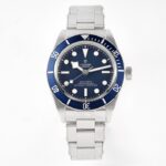 ZF年度最佳精品【碧湾小盾 复古别致】ZF震撼推出——帝  ，陀碧湾系列M79030N-0001腕表，红三角，金时标，小尺寸，巧妙融合品牌传统美学与当代制表工艺，极尽复古韵味。【表壳】腕表尺寸39mmX11.9mm，ZF精准还原更为轻薄的精巧外壳，同正品一样把表耳间距也减小到20毫米，比例恰到好处，更加贴合纤细型的手腕。精致非凡的表壳，斜边经由ZF制表师抛光润饰，不刮手，极致实现原版硬朗复古的完美品味。【表带】同步原装的“铆钉”不锈钢表带，融合舒适贴手与精致复古于一身。打磨细腻，采用实心链节，两侧链节以铆钉头连接，呈现独特的阶梯形结构，表带边缘及表扣圆润不锋利，佩戴便捷，上手舒适。【机芯】采用性能卓越的海鸥2824自动上旋机芯，功能与正品百分百吻合ZF出品，必属精品！年度最佳晚上精品，等您来品！