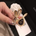 香奈儿-Chanel 新款蝴蝶结手镯腕表，优雅轻盈的缎带蝴蝶结珠宝仍不断为香奈儿的系列作品带来启发。 n全新Ruban高级珠宝系列，18K白金、黄金、玫瑰金镶嵌钻石交织而成的柔软缎带，是高级珠宝制作的一大挑战；钻石散发的耀眼光芒，与轻盈的缎带蝴蝶结造型形成优雅对比