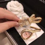 香奈儿-Chanel 新款蝴蝶结手镯腕表，优雅轻盈的缎带蝴蝶结珠宝仍不断为香奈儿的系列作品带来启发。 n全新Ruban高级珠宝系列，18K白金、黄金、玫瑰金镶嵌钻石交织而成的柔软缎带，是高级珠宝制作的一大挑战；钻石散发的耀眼光芒，与轻盈的缎带蝴蝶结造型形成优雅对比