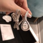 香奈儿-Chanel 新款蝴蝶结手镯腕表，优雅轻盈的缎带蝴蝶结珠宝仍不断为香奈儿的系列作品带来启发。 n全新Ruban高级珠宝系列，18K白金、黄金、玫瑰金镶嵌钻石交织而成的柔软缎带，是高级珠宝制作的一大挑战；钻石散发的耀眼光芒，与轻盈的缎带蝴蝶结造型形成优雅对比