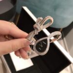 香奈儿-Chanel 新款蝴蝶结手镯腕表，优雅轻盈的缎带蝴蝶结珠宝仍不断为香奈儿的系列作品带来启发。 n全新Ruban高级珠宝系列，18K白金、黄金、玫瑰金镶嵌钻石交织而成的柔软缎带，是高级珠宝制作的一大挑战；钻石散发的耀眼光芒，与轻盈的缎带蝴蝶结造型形成优雅对比