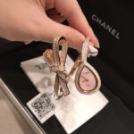 香奈儿-Chanel 新款蝴蝶结手镯腕表，优雅轻盈的缎带蝴蝶结珠宝仍不断为香奈儿的系列作品带来启发。 n全新Ruban高级珠宝系列，18K白金、黄金、玫瑰金镶嵌钻石交织而成的柔软缎带，是高级珠宝制作的一大挑战；钻石散发的耀眼光芒，与轻盈的缎带蝴蝶结造型形成优雅对比