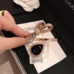 香奈儿-Chanel 新款蝴蝶结手镯腕表，优雅轻盈的缎带蝴蝶结珠宝仍不断为香奈儿的系列作品带来启发。 n全新Ruban高级珠宝系列，18K白金、黄金、玫瑰金镶嵌钻石交织而成的柔软缎带，是高级珠宝制作的一大挑战；钻石散发的耀眼光芒，与轻盈的缎带蝴蝶结造型形成优雅对比