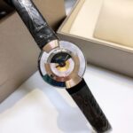 芬迪 FENDI POLICROMIA 穿梭于神话中的奇幻回廊，在古典与未来间展开一场时空之旅，时间的幻象赞颂着罗马的辉煌与永恒的吸引力。宛如一位来自遥远世界的超凡女神，散发着无尽的神秘与魅力；表盘上、大小不一的弧圈设计仿照罗马城的建筑结构与交通排布，展现帝国国都的通衢要道。天然纹理似乎一再复现却又各不相同，创造出穿越奢华时间之门的迷幻之感。一种融优雅与超现实概念化风格的独特美学与FENDI的时尚精髓完美契合