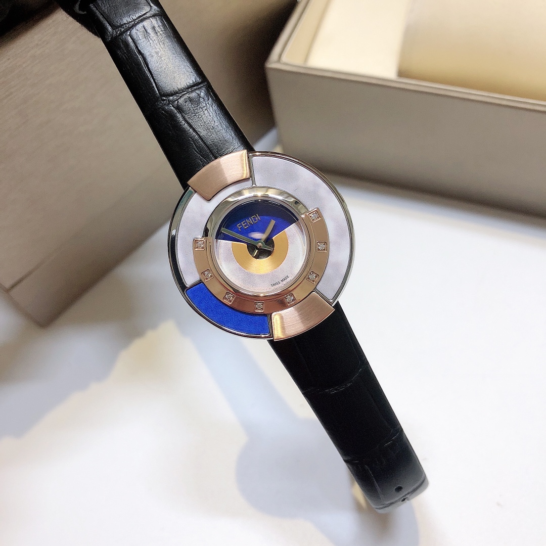 i1610769609_610_0.jpg 芬迪 FENDI POLICROMIA 穿梭于神话中的奇幻回廊,在古典与未来间展开一场时空之旅,时间的幻象赞颂着罗马的辉煌与永恒的吸引力。宛如一位来自遥远世界的超凡女神,散发着无尽的神秘与魅力;表盘上、大小不一的弧圈设计仿照罗马城的建筑结构与交通排布,展现帝国国都的通衢要道。天然纹理似乎一再复现却又各不相同,创造出穿越奢华时间之门的迷幻之感。一种融优雅与超现实概念化风格的独特美学与FENDI的时尚精髓完美契合 - Image 1