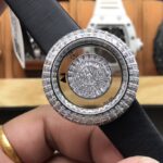 🇨🇭【杰克宝】神秘时间-天使之眼🔥实拍！n⚠️原装工艺/正品开模！n⚠️原装瑞士RONDA 1042石英机芯 n⚠️完全正品尺寸：38mmX10.25mmn⚠️施华洛水晶Diamonds(～8.43 ct.)n【高贵 神秘 销魂 】能驾驭妳就来🌹n  绝对足够散发妳的独特魅力🌹n  【O出品】您品 您细品！
