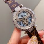 LV-路易威登 时来运转 满钻最高版本—时来运转系列 让你时时刻刻都时来运转  好运转到你身边，不停的旋转着表盘 非常炫耀漂亮，搭配顶级原装瑞士机芯，走时精准 采用拱形蓝宝石镜面 316L精钢表壳  表带进口漆皮牛皮带，直径38mm 厚度12mm 30米防水 .麦Ⓜ️Ⓜ️