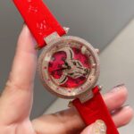 LV-路易威登 时来运转 满钻最高版本—时来运转系列 让你时时刻刻都时来运转  好运转到你身边，不停的旋转着表盘 非常炫耀漂亮，搭配顶级原装瑞士机芯，走时精准 采用拱形蓝宝石镜面 316L精钢表壳  表带进口漆皮牛皮带，直径38mm 厚度12mm 30米防水 .麦Ⓜ️Ⓜ️