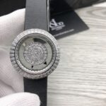 O厂复刻 Jacob&Co【杰克宝】神秘时间-天使之眼！n⚠️原装工艺/正品开模！n⚠️原装瑞士RONDA 1042石英机芯 n⚠️完全正品尺寸：38mmX10.25mmn⚠️施华洛水晶Diamonds(～8.43 ct.)n【高贵 神秘 销魂 】能驾驭妳就来 绝对足够散发妳的独特魅力 精致推荐女士瑞士石英机芯 为你精心打造超超真实实物图拍摄