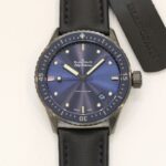 【GF新品】宝珀蓝面五十寻43.6mm男表——高科技缎面灰色陶瓷光泽亮丽、高硬度、不变色、不沾污、不易磨损。n【表壳】牙圈对版，立体感强！永不退色，手感爽滑且不伤肌肤。表冠（表把）刻字工整，超神级工艺！n【表扣】缎面陶瓷表扣内外打磨同样一丝不苟，扣针的针尖做了多面倒角打磨，完美还原正品细节！n【机芯】采用精准的杭州7系机芯改宝珀自产Cal.1315机芯，夹板宝石轴承颜色与原装一致，真正做到色泽纯良，让夹板不再一眼假！一体式夹板，除了外观更接近原装之余还能更好的保护机芯，质量更稳定！夹板经过研磨处理之后再做倒角加工，慢工细琢只为了避免夹板的铜屑跌落机芯而导致机芯偷停。n【表盘】日历大小对版，100%瑞士进口C3夜光，亮度持久度直逼原装正品！n【防水】出厂100%三度防水测试。n【附赠进口氟橡胶潜水表带一副】