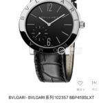 正品官方售价nnnBulgari Roma系列腕表可谓是宝格丽（BVLGARI）经典中的经典，表径41毫米，表圈上刻有标志性的“Bulgari Roma”字样，彰显经典与独特；乳白色表盘依然简约低调，没有过多的修饰，仅在7点位置设有小秒盘，与表壳色调一致的金色时标与指针，尽显温暖色泽与奢华。n1⃣️尺寸：41MMn2⃣️表壳：316精钢n3⃣️表盘：乳白色/黑漆面n4⃣️表镜：蓝宝石水晶玻璃n5⃣️皮带：进口牛皮表带n6⃣️表扣：针式表扣n7⃣️机芯：珍珠陀自动机芯