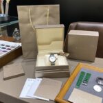 宝格丽 继LVMH 集团今年的流行色 以绿色 为主调打造此限量版 面对即将到来的‘’圣诞节‘’ 特别宣传BVLGARI 绿色全球限量  以这款为 ：宝格丽LVCEA 系列 103366的 全新 LVCEA光环腕表 为中国特别款为例 33毫米腕表，瑞士精钢打造的表壳，配有瑞士稀有🐚珍珠母贝表盘，玑镂工艺打造出太阳放射纹路，难度每片放射条纹都是切割而成，目前只有瑞士工艺才能完成拼接精准度，并非一体而成，在阳光下可折射多耀眼的光泽，表冠采用了红宝石和砖石材质，成为该限量版的 点睛之笔，标准绿色大三针加日历设计，没有时标刻度，简洁精致，12点钟位置 绿色BVLGARI 标识，和腕表整体绿色风格相得益彰。  在精钢链接位置镶有密砖石，搭配绿色进口鳄鱼皮表带，尽享奢华，采用自动上链机芯，背透可以 看到日内瓦波纹和鱼鳞纹，显高赞工艺，此款为使用兼备的珠宝腕表，深得国内 宋轶 张嘉倪 李梦 宋祖儿等众多女明星深爱！