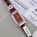 A8台湾厂出品 👍狠货来袭 🐊积家 翻转系列💗n台湾厂立体数字！三码合一👍 （搭配原装表扣凸出立体Logo ✅ ）质量杠杠！💗比亚迪的价格、宾利的质量😄 零0⃣️返修。深度防水。n把头、后盖、于正品一致！nn壳套：珠宝💎镶钻表壳、316L精钢、深度防水！n玻璃：采用蓝宝石水晶表镜n表带：进口意大利牛皮🐂 🐊美洲鳄鱼皮表带🐊n尺寸：长度40.1mm宽度20mmn机芯：瑞士进口🇨🇭机芯！n搭配：保修卡  吊牌  底盖 三码合一n编码：3356868