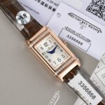 A8台湾厂出品 👍狠货来袭 🐊积家 翻转系列💗n台湾厂立体数字！三码合一👍 （搭配原装表扣凸出立体Logo ✅ ）质量杠杠！💗比亚迪的价格、宾利的质量😄 零0⃣️返修。深度防水。n把头、后盖、于正品一致！nn壳套：珠宝💎镶钻表壳、316L精钢、深度防水！n玻璃：采用蓝宝石水晶表镜n表带：进口意大利牛皮🐂 🐊美洲鳄鱼皮表带🐊n尺寸：长度40.1mm宽度20mmn机芯：瑞士进口🇨🇭机芯！n搭配：保修卡  吊牌  底盖 三码合一n编码：3356868