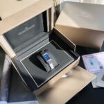 积家翻转腕表，表盘镶嵌26颗vs级足反钻石。附GTC检测证书。一表一证。搭载瑞士进口石英机芯。进口德国316升级版精钢款 采用细腻纤长的线条设计，纯手工拉丝工艺。惊艳醒目的长方形设计，让人一见倾心。它用柔美与大胆演绎 Reverso One 翻转系列。缔造出充满个性的时尚之作 新款女士 Reverso One 翻转腕表。魅力难挡。矩形表壳、经典装饰刻纹、优雅的阿拉伯数字时标、太子妃式指针以及漆面表盘周围点缀以两排明亮式切割钻石——以 Jaeger-LeCoultre 积家代表性装饰艺术风格重新演绎了经典表款的美学元素。