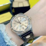 【间玫银】n全新百年灵机械计时腕表-南海胶囊系列n(chronometer Automatic 36)n具有醒目的色彩和夜光.让人联想起夏日 海洋生物和葱郁草木所营造的令人陶醉的氛围。这款优雅的现代复古灵感腕表适合想在人群脱颖而出的女士。融合优异性能和造型美感，时尚而优雅，适合各种场合，多种金属表壳可供选择，镶嵌彩色宝石钻，从炫酷的精钢材质百搭双色间金乃至豪华红金，一应俱全，时标和多姿多彩表盘，搭载2824机械机芯，尺寸:36mm 是百年灵最新女士机械计时系列的灵动姐妹表款。