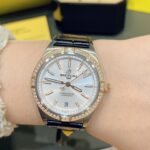 【全银黑】n全新百年灵机械计时腕表-南海胶囊系列n(chronometer Automatic 36)n具有醒目的色彩和夜光.让人联想起夏日 海洋生物和葱郁草木所营造的令人陶醉的氛围。这款优雅的现代复古灵感腕表适合想在人群脱颖而出的女士。融合优异性能和造型美感，时尚而优雅，适合各种场合，多种金属表壳可供选择，镶嵌彩色宝石钻，从炫酷的精钢材质百搭双色间金乃至豪华红金，一应俱全，时标和多姿多彩表盘，搭载2824机械机芯，尺寸:36mm 是百年灵最新女士机械计时系列的灵动姐妹表款。