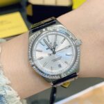 【米色】n全新百年灵机械计时腕表-南海胶囊系列n(chronometer Automatic 36)n具有醒目的色彩和夜光.让人联想起夏日 海洋生物和葱郁草木所营造的令人陶醉的氛围。这款优雅的现代复古灵感腕表适合想在人群脱颖而出的女士。融合优异性能和造型美感，时尚而优雅，适合各种场合，多种金属表壳可供选择，镶嵌彩色宝石钻，从炫酷的精钢材质百搭双色间金乃至豪华红金，一应俱全，时标和多姿多彩表盘，搭载2824机械机芯，尺寸:36mm 是百年灵最新女士机械计时系列的灵动姐妹表款。