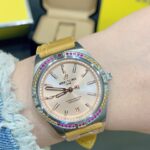 【薄荷绿】n全新百年灵机械计时腕表-南海胶囊系列n(chronometer Automatic 36)n具有醒目的色彩和夜光.让人联想起夏日 海洋生物和葱郁草木所营造的令人陶醉的氛围。这款优雅的现代复古灵感腕表适合想在人群脱颖而出的女士。融合优异性能和造型美感，时尚而优雅，适合各种场合，多种金属表壳可供选择，镶嵌彩色宝石钻，从炫酷的精钢材质百搭双色间金乃至豪华红金，一应俱全，时标和多姿多彩表盘，搭载2824机械机芯，尺寸:36mm 是百年灵最新女士机械计时系列的灵动姐妹表款。