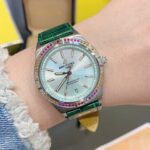 【午夜蓝】n全新百年灵机械计时腕表-南海胶囊系列n(chronometer Automatic 36)n具有醒目的色彩和夜光.让人联想起夏日 海洋生物和葱郁草木所营造的令人陶醉的氛围。这款优雅的现代复古灵感腕表适合想在人群脱颖而出的女士。融合优异性能和造型美感，时尚而优雅，适合各种场合，多种金属表壳可供选择，镶嵌彩色宝石钻，从炫酷的精钢材质百搭双色间金乃至豪华红金，一应俱全，时标和多姿多彩表盘，搭载2824机械机芯，尺寸:36mm 是百年灵最新女士机械计时系列的灵动姐妹表款。