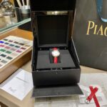 全网女生听我的！买它…❤️。    n 伯爵“时来运转”顶级奢侈品入门款n精致的 29mm尺寸大小！n第一眼看到它的时候我一眼就中，首先是外观设计足够百搭，➕上外层一圈可来回转动 很有寓意、一起“转动，遇见非凡”。n上手很秀气，彩色鳄鱼皮可轻松拆卸 看上去就高端，n机芯采用瑞士进口石英机芯，螺旋式表圈316L精钢打磨抛光 表面光亮如镜、表盘内圈钻石刻度 11颗⭕️圆形美钻（约0.07克拉）外圈一颗圆形美钻（约0.05克拉）