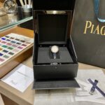 全网女生听我的！买它…❤️。    n 伯爵“时来运转”顶级奢侈品入门款n精致的 29mm尺寸大小！n第一眼看到它的时候我一眼就中，首先是外观设计足够百搭，➕上外层一圈可来回转动 很有寓意、一起“转动，遇见非凡”。n上手很秀气，彩色鳄鱼皮可轻松拆卸 看上去就高端，n机芯采用瑞士进口石英机芯，螺旋式表圈316L精钢打磨抛光 表面光亮如镜、表盘内圈钻石刻度 11颗⭕️圆形美钻（约0.07克拉）外圈一颗圆形美钻（约0.05克拉）