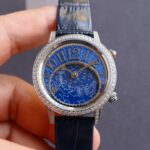 积家新品星空面nCC新品——浩瀚星空 与你相遇n积家Rendez-Vous Moon Serenity约会系列月相腕表【V3版】n【型号】3483590/3482520/3482560n【表盘】腕表尺寸36mmX10.5mm，镶嵌208颗顶级施华洛世奇闪钻，表盘倾情展现罕见工艺之美，同时并不影响时间与功能的清晰显示。字形修长婉约的数位时标俨然成为系列标志之一，其纯粹的当代风格与表盘圆润的新月雕纹曲线和谐呼应，源于古老传统的纯手工雕纹。椭圆形窗口内设有天象图转盘，绘制于表盘上的黄道十二宫和不同的星座图，以月相形式一同转动。堪称奇幻之作。搭配一枚星形指针以最富诗意的方式，提示佩戴者约会的时间。n【机芯】搭配进口CITIZEN9015改CAL.935A机芯，夹板打磨细腻，功能走时稳定可靠。n【表带扣】意大利牛皮质感柔软，搭配原装易拆式折叠扣。