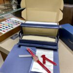 新年好[福]n新年限量款n萧邦快乐钻石“中国红”n专柜最新尺寸33mm！nHW厂出品 快乐无忧！n瑞士壳厂还原正品1：1壳套 打磨精细壳套 舞动的快乐钻石 每一个细节都完美还原正品！nChopard萧邦的经典杰作——HappySport时计换上充满喜庆的节日盛装，献上一场寓意吉祥的华美之舞。雍容大气的石榴红表盘，体现当下运动时尚的潮流趋势，与星点璀璨金光相得益彰，以黄金比例为灵感的33毫米直径表壳，采用符合伦理道德标准的18K玫瑰金打造，更有8颗灵动钻石在其间华丽飞舞，以幸运数字“8”强调其纳吉呈祥的美好寓意。此款HappySport腕表配备红色皮表带，搭载进口9039机芯，还原正品无日历一档设计！机芯稳定零返修！n红色热烈如火，引人注目，流露出独特个性。在这富丽堂皇的剧场中，以俏丽绚色大胆肯定，点燃热情，张开拥抱。红色也为这款时计增添一丝幸运气息——在中国，红色象征着好运，也象征着喜悦。以符合伦理道德标准的18K玫瑰金打造的HappySport腕表，见证了Chopard萧邦在可持续发展奢侈品方面恪守承诺。珍珠母贝表盘温润莹亮，折射出变幻万千的红色光芒，鳄鱼皮表带环绕手腕，表冠上镶嵌的红宝石成为这款精美时计臻品的点睛之笔，令人惊艳不已，8颗璀璨美钻，守护幸运时计n在中国，数字“8”的象征寓意尤为重要：“8”被视为幸运数字，是开启成功的保障。n数字“8”造型流畅浑圆，蕴含丰富寓意与强大力量，与HappySport腕表的完美比例相互呼应，33毫米直径表壳从黄金比例汲取灵感，表壳严丝合缝。造型规整，无可挑剔的表壳，为璀璨美钻在绯红剧场中飞旋舞动提供了理想空间。让“BeHappy”（快乐无忧）的口号，融汇于幸运护身时计之中！