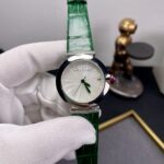 宝格丽继LVMH 集团今年的流行色 以绿色 为主调打造此限量版 面对即将到来的‘’圣诞节‘’ 特别宣传BVLGARI 绿色全球限量  以这款为 ：宝格丽LVCEA 系列 103366的 全新 LVCEA光环腕表 为中国特别款为例 33毫米腕表，瑞士精钢打造的表壳，配有瑞士稀有🐚珍珠母贝表盘，玑镂工艺打造出太阳放射纹路，难度每片放射条纹都是切割而成，目前只有瑞士工艺才能完成拼接精准度，并非一体而成，在阳光下可折射多耀眼的光泽，表冠采用了红宝石和砖石材质，成为该限量版的 点睛之笔，标准绿色大三针加日历设计，没有时标刻度，简洁精致，12点钟位置 绿色BVLGARI 标识，和腕表整体绿色风格相得益彰。  在精钢链接位置镶有密砖石，搭配绿色进口鳄鱼皮表带，尽享奢华，采用自动上链机芯，背透可以 看到日内瓦波纹和鱼鳞纹，显高赞工艺，此款为使用兼备的珠宝腕表，深得国内 宋轶 张嘉倪 李梦 宋祖儿等众多女明星深爱！