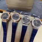宝格丽 BVLGARI LVCEA 光环系列腕表、配有蓝晶沙表盘，玑镂工艺打造出太阳放射纹路，在阳光下可以折射出耀眼的光泽。表冠的材质采用了红宝石和钻石的材质，成为了该款腕表的点睛之笔。无论何时何地，都光环萦绕，定格魅力，始终闪耀。进口石英机芯，拱形蓝宝石玻璃，Size:33mm✖️10mm。