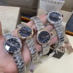 宝格丽 BVLGARI LVCEA 光环系列腕表、配有蓝晶沙表盘，玑镂工艺打造出太阳放射纹路，在阳光下可以折射出耀眼的光泽。表冠的材质采用了红宝石和钻石的材质，成为了该款腕表的点睛之笔。无论何时何地，都光环萦绕，定格魅力，始终闪耀。进口石英机芯，拱形蓝宝石玻璃，Size:33mm✖️10mm。