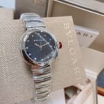 宝格丽 BVLGARI LVCEA 光环系列腕表、配有蓝晶沙表盘，玑镂工艺打造出太阳放射纹路，在阳光下可以折射出耀眼的光泽。表冠的材质采用了红宝石和钻石的材质，成为了该款腕表的点睛之笔。无论何时何地，都光环萦绕，定格魅力，始终闪耀。进口石英机芯，拱形蓝宝石玻璃，Size:33mm✖️10mm。