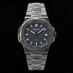 【PATEK PHILIPPE  鹦鹉螺5711 DiW 】碳纤维的美学呈现，DiW赋予鹦鹉螺5711 腕表别样的风格。DiW作为知名的腕表改装品牌，以高端的碳纤维赋予腕表全新的视觉与触觉体验，进而吸引了众多爱好者的关注。鹦鹉螺5711腕表是DiW近期的代表作，这款腕表开创了复合材料进化的新纪元，因为它在美学上结合了高端碳纤维的轻盈感和陶瓷的的光滑度。该腕表表壳采用高端碳纤维制成，并融入了不锈钢元素，黑色的整体色调与不规则纹理造型，尽显别致观感。表盘搭配时标与指针，呈现出典雅与奢侈的质感。腕表后盖采用不锈钢材料进行黑色涂层制作，视觉观感非常统一。腕表搭配的表带特别震撼，也是碳纤维与不锈钢材料组合制成，碳纤维的纹理如云似烟，让人爱不释手。百达翡丽鹦鹉螺5711经DiW重新改造制作，个性前卫，时尚炫酷，非常适合追逐个性和潮流的年轻人们！