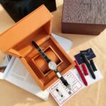 💎 宝玑那不勒斯皇后8918BR/58/864/D00D强势登场。 大厂品质！历时两年，结合高新科技和电子数据，经过多次精微修改和测试，终于达到最强副本腕表的水平，为广大女性朋友提供福利。鹅卵形表壳，表壳外缘饰有钱币纹，整体采用316精钢，电镀18k黄金，玫瑰金，表圈镶有多颗明亮式切割真钻，表冠处镶有一颗多切面梨形钻石，透明蓝宝石玻璃镜面，后盖采用高新电子激光技术，刻有数字编码（数字形状饱满，立体感强）尺寸为36.5 X 28.45毫米，防水30米表盘为大溪地天然白色珍珠母贝，采用玑镂刻花处理，偏心刻度环于6点位置，采用宝玑阿拉伯数字时符，6点位镶嵌一颗多面平切的梨形钻石，闪耀炫丽，经典的烤蓝钢宝玑指针，搭载自动上链机械机芯，皮带采用进口意鳄鱼皮皮表带，光泽饱满，搭配宝玑原装折叠表扣，镶嵌多颗明亮式切割钻石！⚠️请认准独家品质