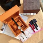 💎 宝玑那不勒斯皇后8918BR/58/864/D00D强势登场。 大厂品质！历时两年，结合高新科技和电子数据，经过多次精微修改和测试，终于达到最强副本腕表的水平，为广大女性朋友提供福利。鹅卵形表壳，表壳外缘饰有钱币纹，整体采用316精钢，电镀18k黄金，玫瑰金，表圈镶有多颗明亮式切割真钻，表冠处镶有一颗多切面梨形钻石，透明蓝宝石玻璃镜面，后盖采用高新电子激光技术，刻有数字编码（数字形状饱满，立体感强）尺寸为36.5 X 28.45毫米，防水30米表盘为大溪地天然白色珍珠母贝，采用玑镂刻花处理，偏心刻度环于6点位置，采用宝玑阿拉伯数字时符，6点位镶嵌一颗多面平切的梨形钻石，闪耀炫丽，经典的烤蓝钢宝玑指针，搭载自动上链机械机芯，皮带采用进口意鳄鱼皮皮表带，光泽饱满，搭配宝玑原装折叠表扣，镶嵌多颗明亮式切割钻石！⚠️请认准独家品质