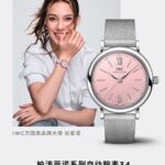 n2022 全球、最、最、最、耀眼的明星nnNR-factory最新推出nn《谷爱凌》同款“晴天蓝”特别版，全球首发，尊贵上市。n此款碗表是IWC品牌首次于柏涛菲诺系列的表盘中运用了清新明快的浅蓝色，这抹蓝象征着记忆里的晴天，如青春般美好。搭载清新的淡蓝色表盘与灰色小牛皮表带，将经典设计与浪漫气息相结合，优雅活泼，颇具灵动气息。n心如朝阳，才能释放青春容光，无论走到那里，都愿你心怀蓝天，处处晴，戴上它，便是晴天。nIW357416柏涛菲诺系列34“晴天蓝”特别版尺寸34毫米，精钢表壳，浅兰色表盘，12颗璀璨钻石指示小时，釆用南非施华洛水钻，表带快速更换系统，n釆用2892自动机械机芯（也就是万国自己命名的35100）n亮点：一表一码，底盖、吊牌、保卡、三码合一，【NR厂为了更薄能达到原装的厚度选装了2892机芯、配件均与原装通用 更专注 更用心 更逼真】、欢迎品鉴⋯⋯【温馨提示：手表三码合一绝不重码、退回必须持有、1⃣️吊牌、2⃣️保卡、3⃣️使用证书1本、如不齐全、恕不退换】